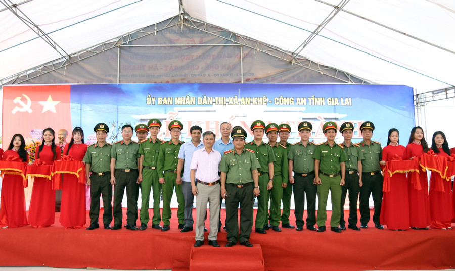 Các đại biểu dự lễ khánh thành trụ sở Công an xã chụp hình lưu niệm. Ảnh: Lê Ánh Các đại biểu dự lễ khánh thành trụ sở Công an xã chụp hình lưu niệm. Ảnh: Lê Ánh