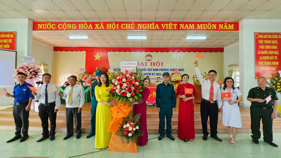 Đoàn đại biểu các tầng lớp nhân dân chúc mừng Đại hội đại biểu Ủy ban MTTQ Việt Nam phường Thống Nhất, TP. Pleiku. Ảnh: Ngọc Anh Đoàn đại biểu các tầng lớp nhân dân chúc mừng Đại hội đại biểu Ủy ban MTTQ Việt Nam phường Thống Nhất, TP. Pleiku. Ảnh: Ngọc Anh