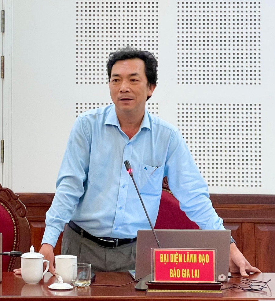 Ông Lương Văn Danh-Phó Tổng Biên tập Báo Gia Lai phát biểu tại buổi họp báo. Ảnh: V.T