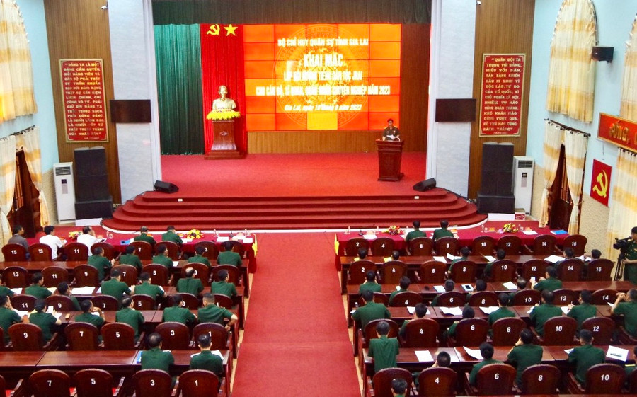 Quang cảnh lớp bồi dưỡng tiếng Jrai tại Bộ Chỉ huy Quân sự tỉnh. Ảnh: Kim Hồng