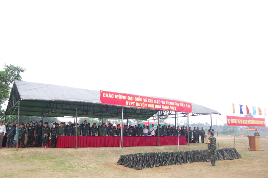 Các đại biểu tham gia diễn tập khu vực phòng thủ huyện Đak Đoa. Ảnh: Kim Hồng
