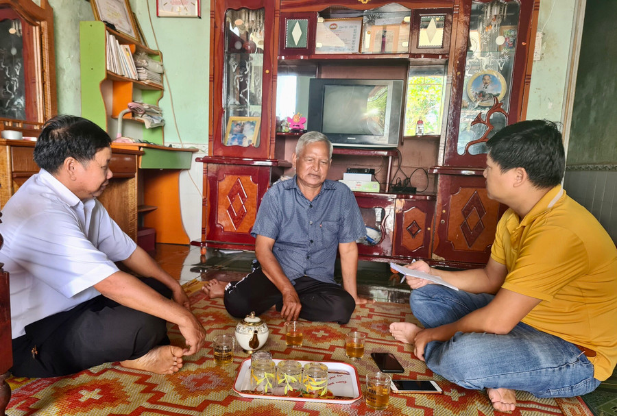 Già làng Deo (giữa) chia sẻ những đổi thay của làng sau khi triển khai xây dựng làng nông thôn mới. Ảnh: Lê Nam Già làng Deo (giữa) chia sẻ những đổi thay của làng sau khi triển khai xây dựng làng nông thôn mới. Ảnh: Lê Nam