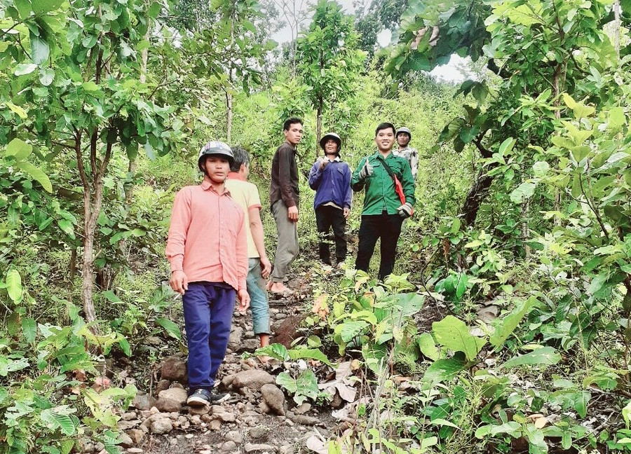 Các hộ dân nhận khoán bảo vệ rừng thuộc Ban Quản lý rừng phòng hộ Chư Sê tuần tra để quản lý bảo vệ rừng và PCCCR. Ảnh: Lê Nam Các hộ dân nhận khoán bảo vệ rừng thuộc Ban Quản lý rừng phòng hộ Chư Sê tuần tra để quản lý bảo vệ rừng và PCCCR. Ảnh: Lê Nam