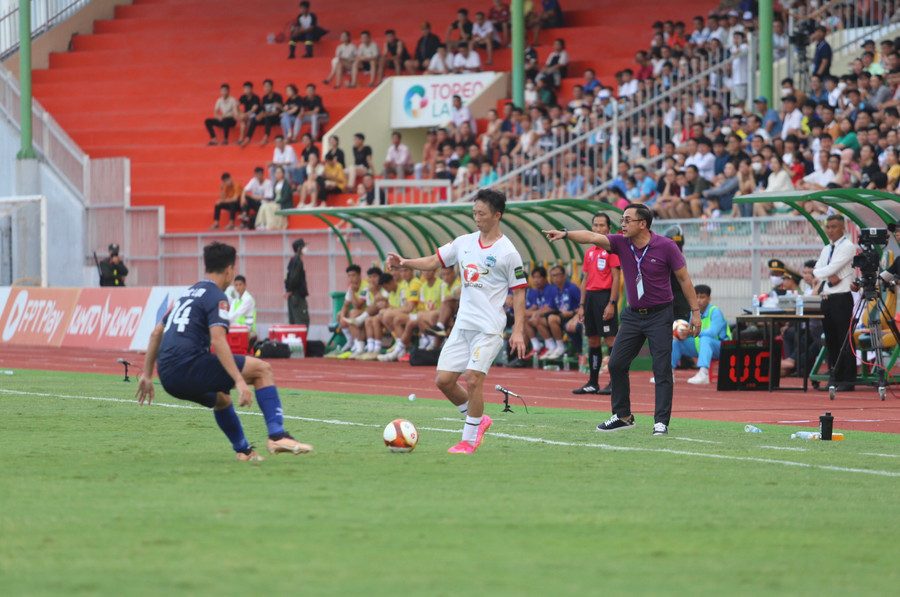 HLV Nguyễn Đức Thắng đã chỉ đạo các học trò của mình chơi đôi công với HAGL. Ảnh: Văn Ngọc