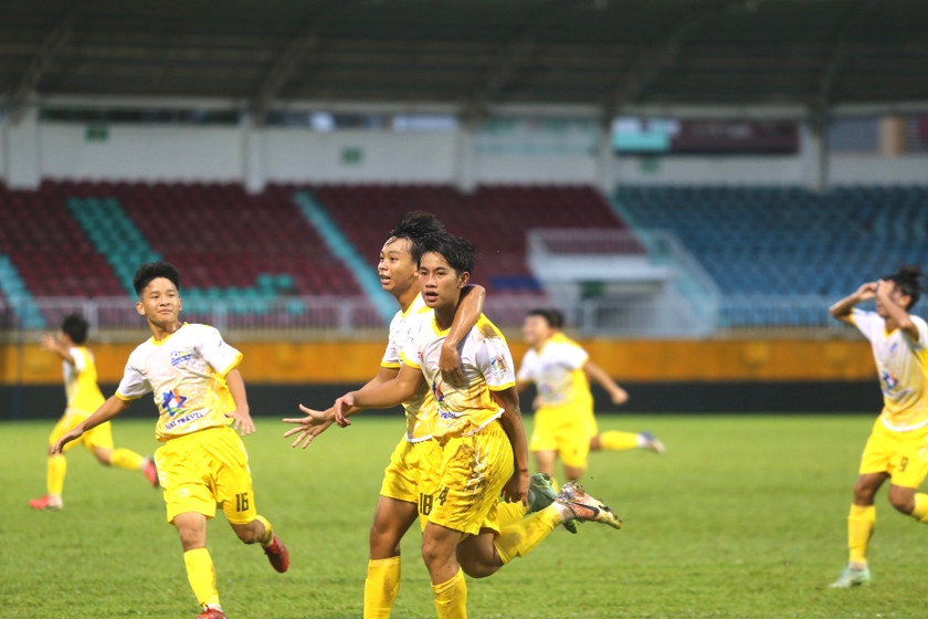 Các cầu thủ U15 HAGL có lợi thế khi được chơi trên sân nhà. Ảnh: Văn Ngọc Các cầu thủ U15 HAGL có lợi thế khi được chơi trên sân nhà. Ảnh: Văn Ngọc