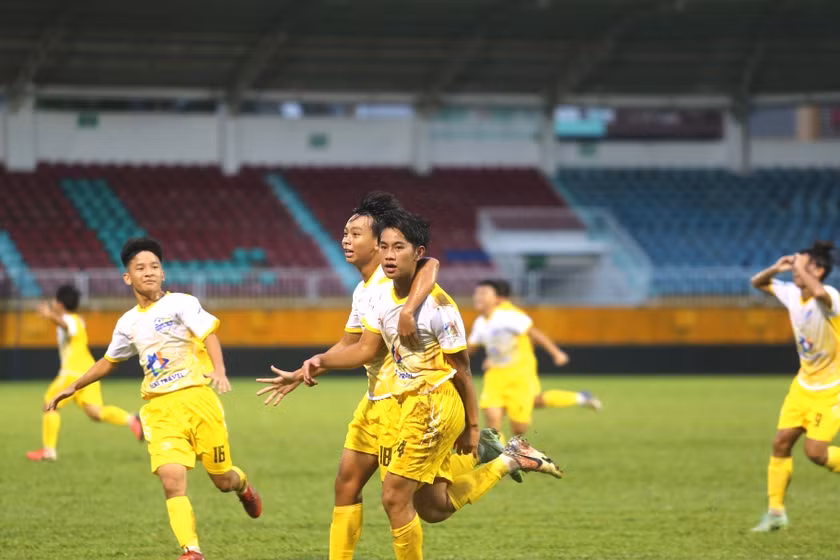 Các cầu thủ U15 HAGL có lợi thế khi được chơi trên sân nhà. Ảnh: Văn Ngọc