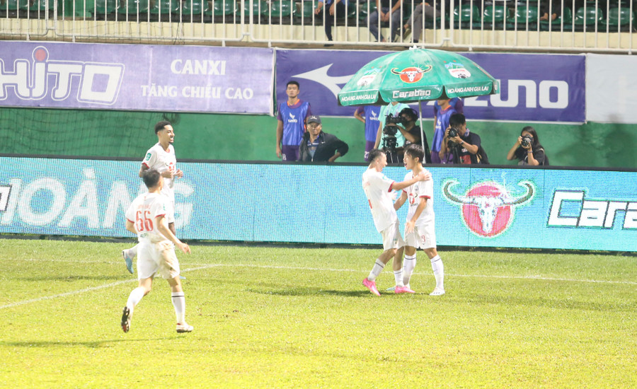 HAGL giành chiến thắng nghẹt thở với màn tỏa sáng của Quốc Việt. Ảnh: Văn Ngọc HAGL giành chiến thắng nghẹt thở với màn tỏa sáng của Quốc Việt. Ảnh: Văn Ngọc