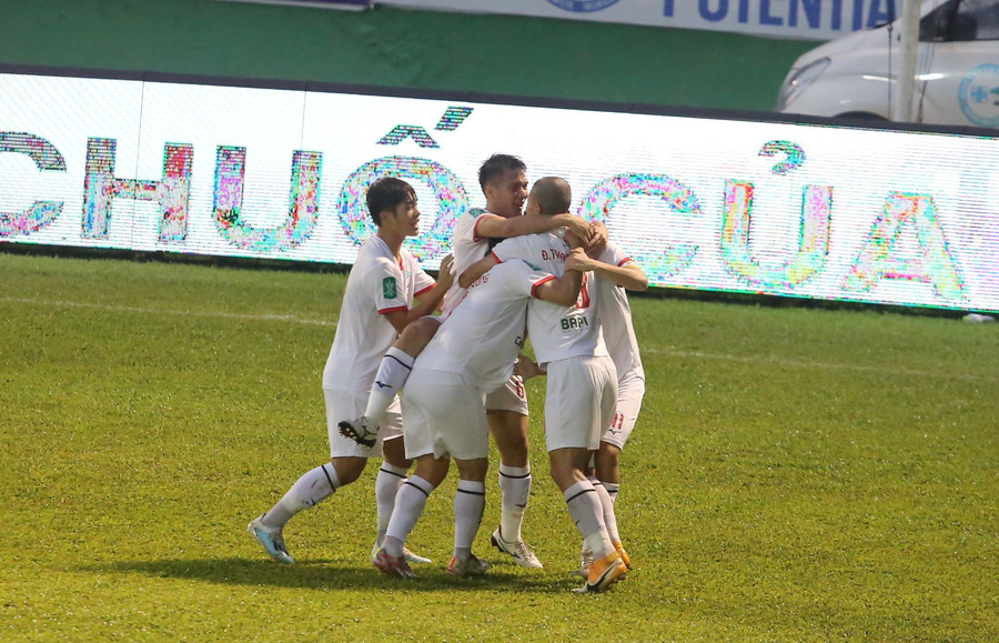 HAGL có bàn thắng khá sớm từ đầu hiệp 2. Ảnh: Văn Ngọc