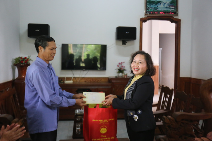 Đoàn đã bày tỏ tấm lòng tri ân với công lao của các gia đình chính sách. Ảnh: Văn Ngọc