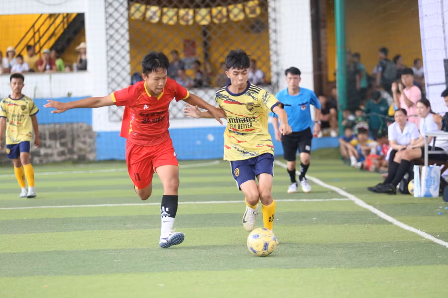 Các cầu thủ Thiếu niên huyện Đak Đoa (phải) đã có chiến thắng đậm đà để giành chức vô địch. Ảnh: Văn Ngọc