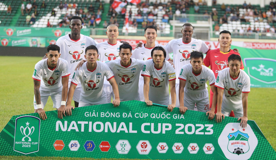 HLV Kiatisak đã tung ra đội hình mạnh nhất trước B.Bình Dương. Ảnh: Văn Ngọc HLV Kiatisak đã tung ra đội hình mạnh nhất trước B.Bình Dương. Ảnh: Văn Ngọc