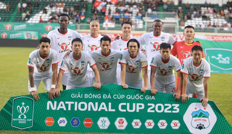 HLV Kiatisak đã tung ra đội hình mạnh nhất trước B.Bình Dương. Ảnh: Văn Ngọc HLV Kiatisak đã tung ra đội hình mạnh nhất trước B.Bình Dương. Ảnh: Văn Ngọc