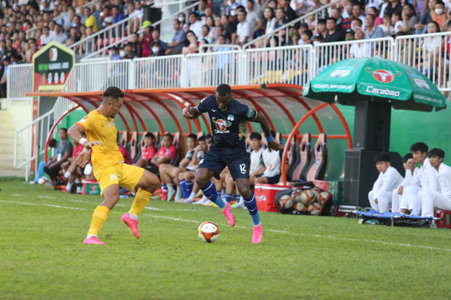 Những pha lên bóng của HAGL (phải) thiếu tính đột biến. Ảnh: Văn Ngọc Những pha lên bóng của HAGL (phải) thiếu tính đột biến. Ảnh: Văn Ngọc