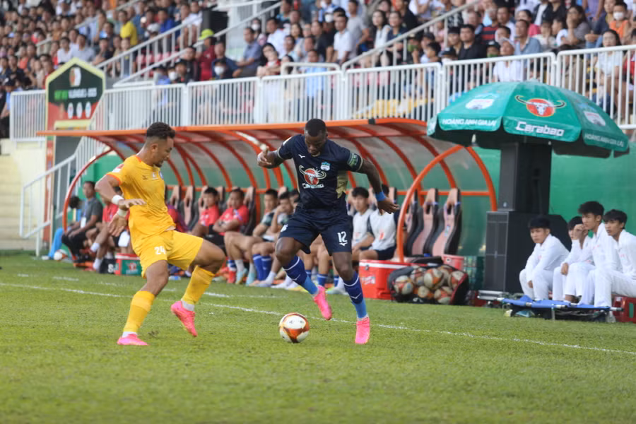 Những pha lên bóng của HAGL (phải) thiếu tính đột biến. Ảnh: Văn Ngọc