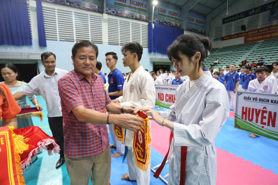 Ban tổ chức trao cờ lưu niệm cho các câu lạc bộ tranh tài tại giải đấu. Ảnh: Văn Ngọc