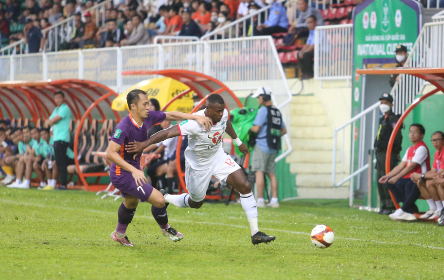 2 đội đã chơi rất quyết tâm với thể thức loại trực tiếp. Ảnh: Văn Ngọc 2 đội đã chơi rất quyết tâm với thể thức loại trực tiếp. Ảnh: Văn Ngọc