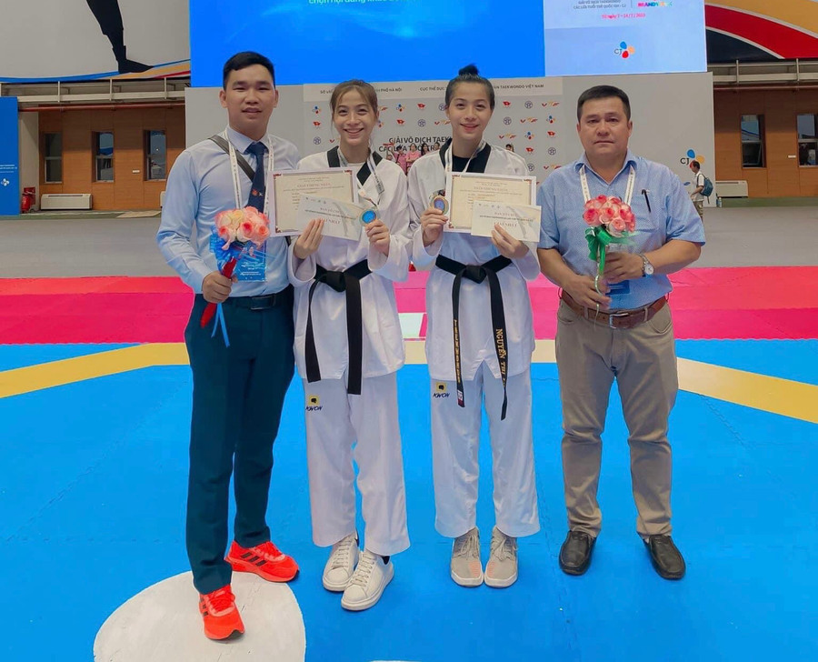 Cặp chị em song sinh Nguyễn Thị Mai-Nguyễn Thị Loan (giữa) hy vọng sẽ được triệu tập lên đội tuyển quốc gia. Ảnh: Nguyễn Nhật