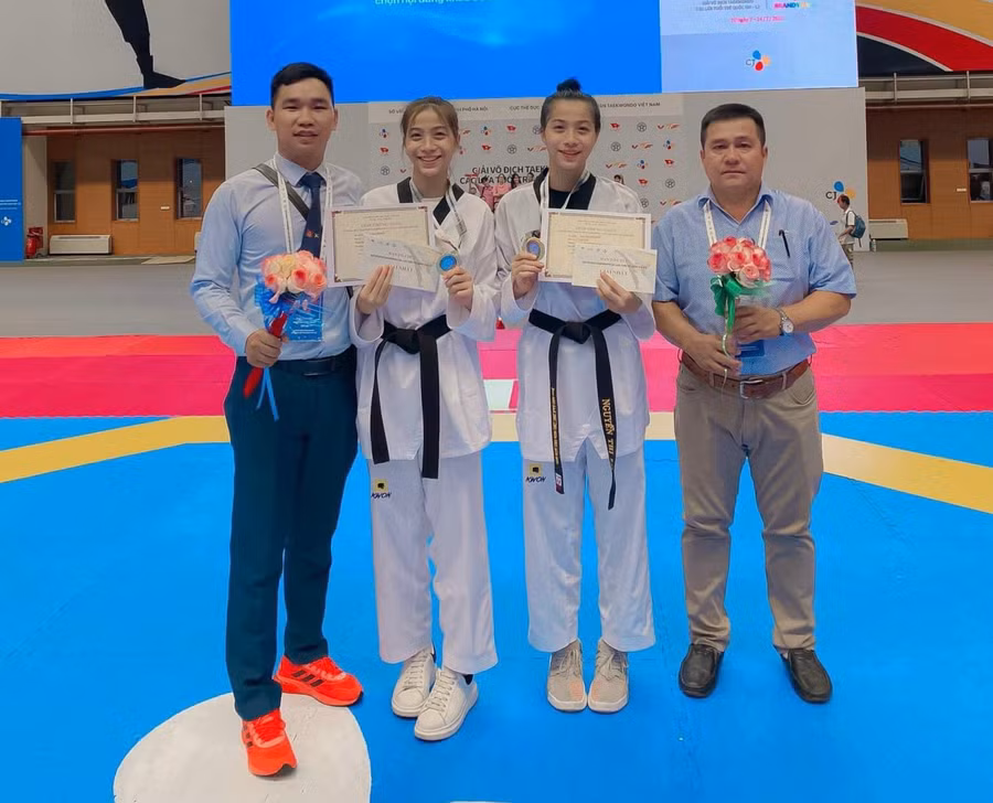 Cặp chị em song sinh Nguyễn Thị Mai-Nguyễn Thị Loan (giữa) hy vọng sẽ được triệu tập lên đội tuyển quốc gia. Ảnh: Nguyễn Nhật