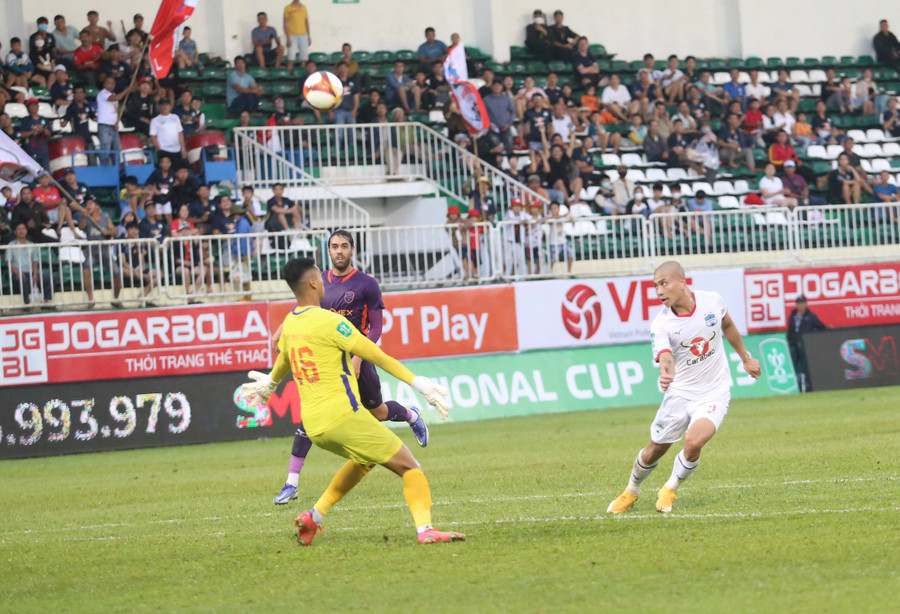 Các tiền đạo của HAGL gặp rất nhiều khó khăn trước hàng thủ của B.Bình Dương. Ảnh: Văn Ngọc Các tiền đạo của HAGL gặp rất nhiều khó khăn trước hàng thủ của B.Bình Dương. Ảnh: Văn Ngọc