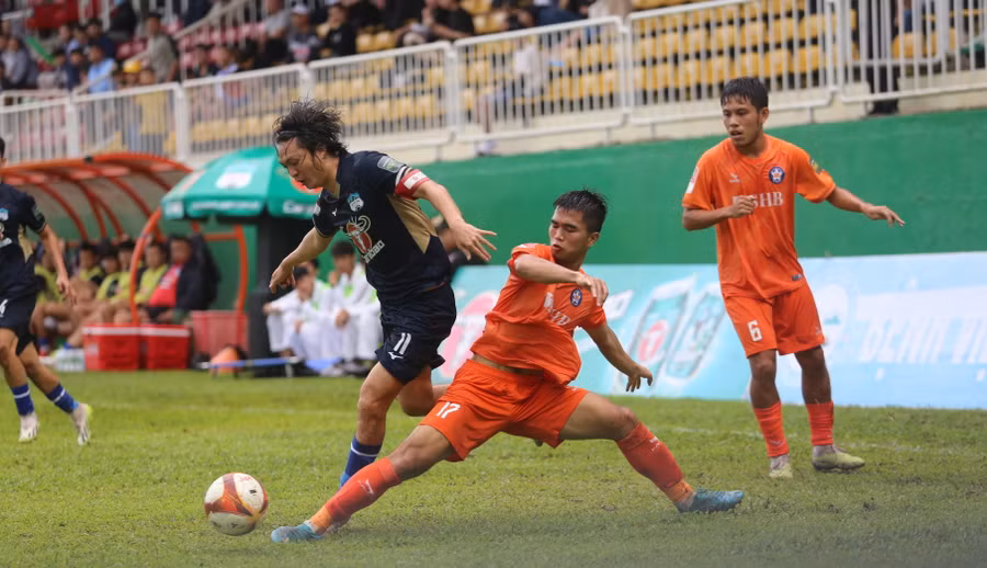 2 đội đã nhập cuộc khá cởi mở trong hiệp 1. Ảnh: Văn Ngọc
