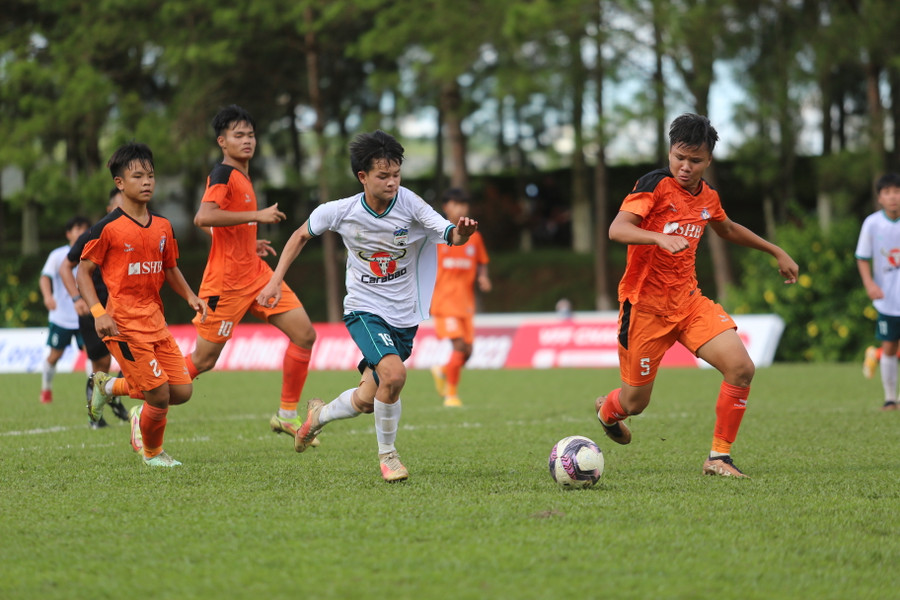 U15 HAGL (thứ 2 từ phải qua) đã nhận thất bại đầu tiên. Ảnh: Văn Ngọc U15 HAGL (thứ 2 từ phải qua) đã nhận thất bại đầu tiên. Ảnh: Văn Ngọc