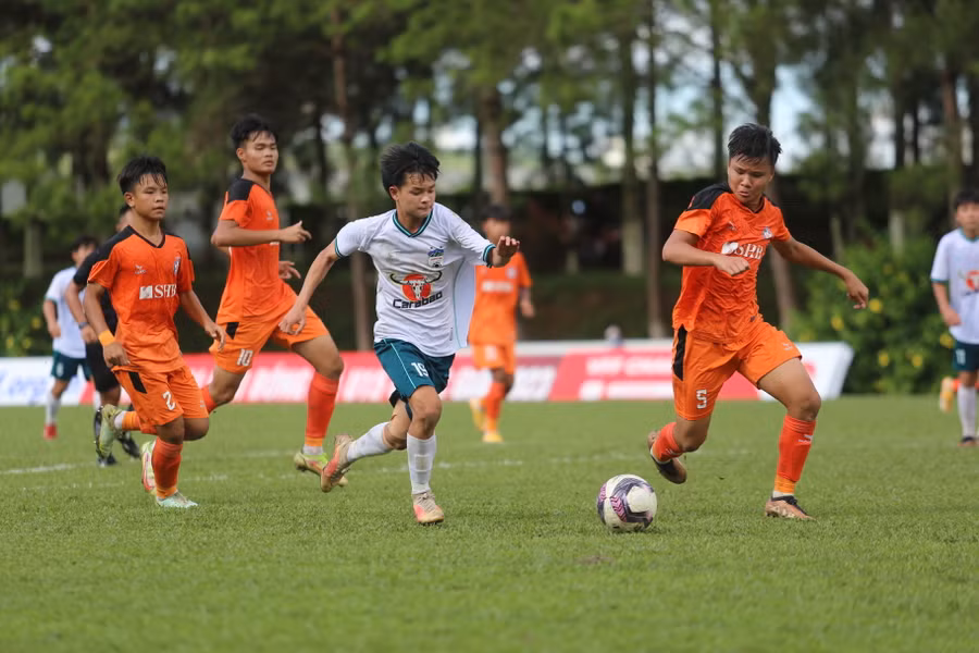 U15 HAGL (thứ 2 từ phải qua) đã nhận thất bại đầu tiên. Ảnh: Văn Ngọc U15 HAGL (thứ 2 từ phải qua) đã nhận thất bại đầu tiên. Ảnh: Văn Ngọc