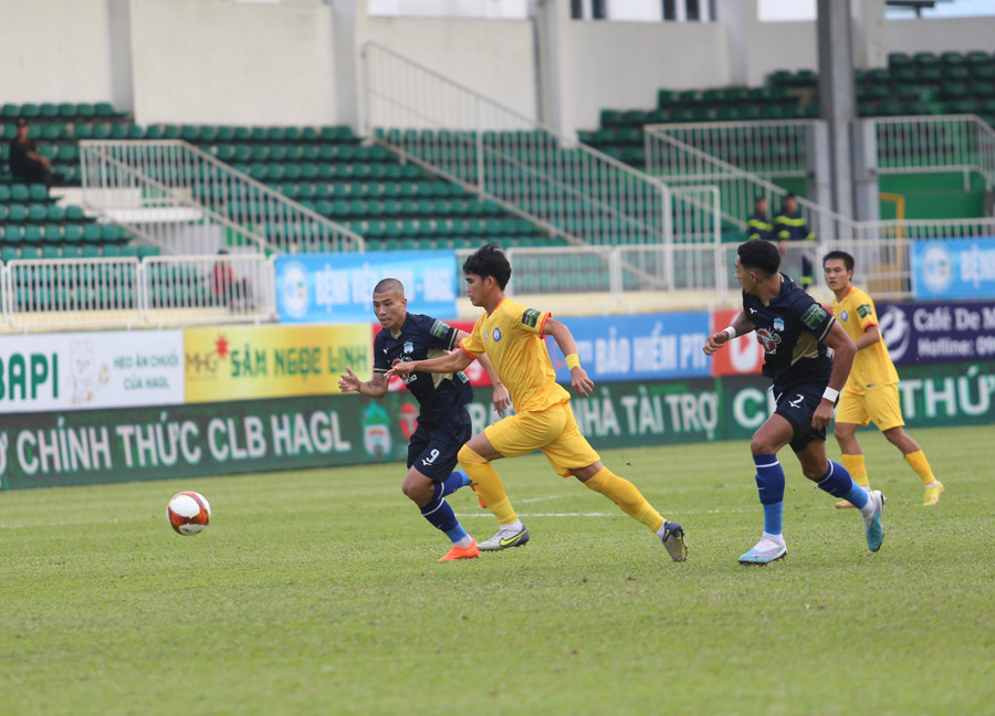 Các mũi nhọn của HAGL thường xuyên đói bóng trong hiệp 1. Ảnh: Văn Ngọc Các mũi nhọn của HAGL thường xuyên đói bóng trong hiệp 1. Ảnh: Văn Ngọc