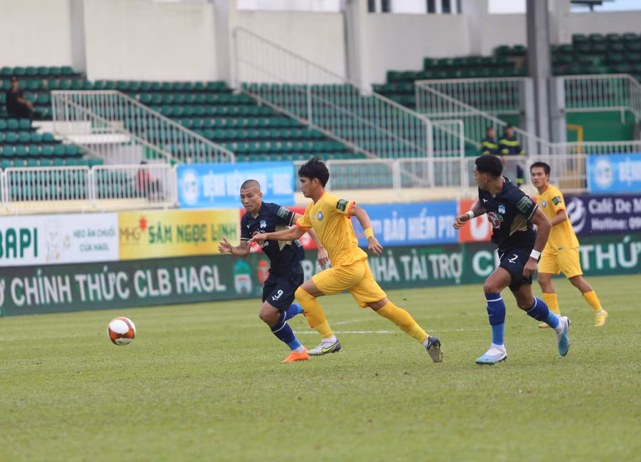 Các mũi nhọn của HAGL thường xuyên đói bóng trong hiệp 1. Ảnh: Văn Ngọc