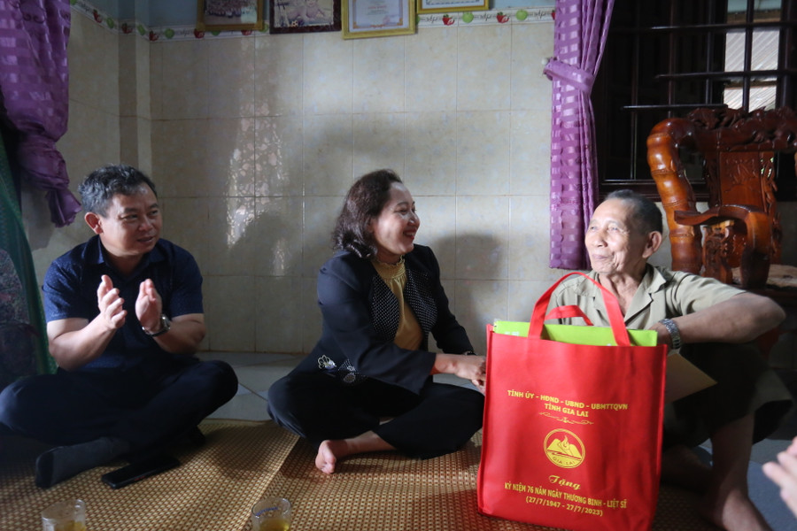 Đoàn đã dành thời gian thăm hỏi sức khỏe các bệnh binh và thân nhân liệt sĩ. Ảnh: Văn Ngọc