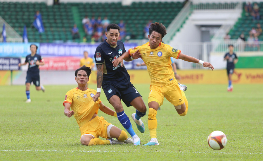 Hàng thủ Khánh Hòa đã chơi chặt chẽ trước sức tấn công của HAGL. Ảnh: Văn Ngọc Hàng thủ Khánh Hòa đã chơi chặt chẽ trước sức tấn công của HAGL. Ảnh: Văn Ngọc