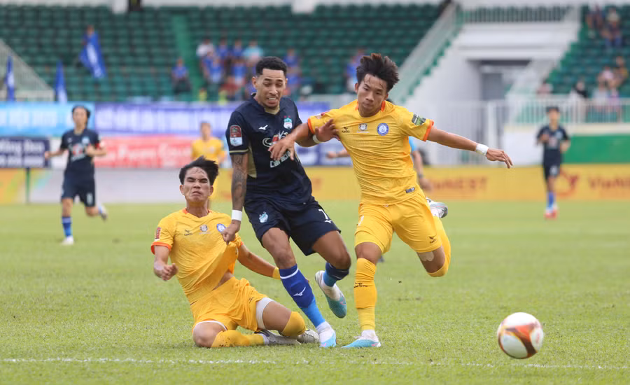 Hàng thủ Khánh Hòa đã chơi chặt chẽ trước sức tấn công của HAGL. Ảnh: Văn Ngọc