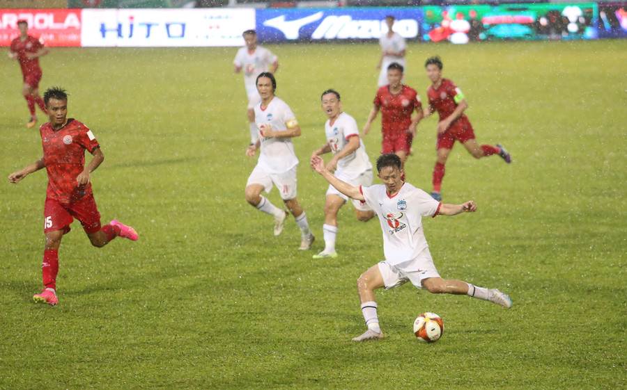 Cơn mưa nặng hạt trên sân Pleiku ở cuối hiệp 1 đã khiến các cầu thủ đôi bên xuất hiện nhiều sai số. Ảnh: Văn Ngọc