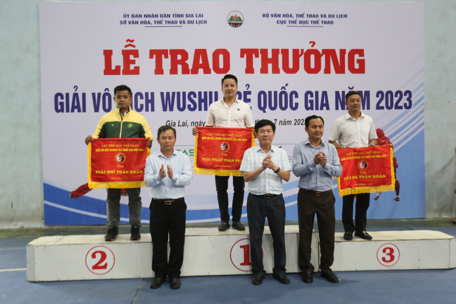 Ban tổ chức trao giải toàn đoàn cho các đơn vị có thành tích xuất sắc nhất. Ảnh: Văn Ngọc