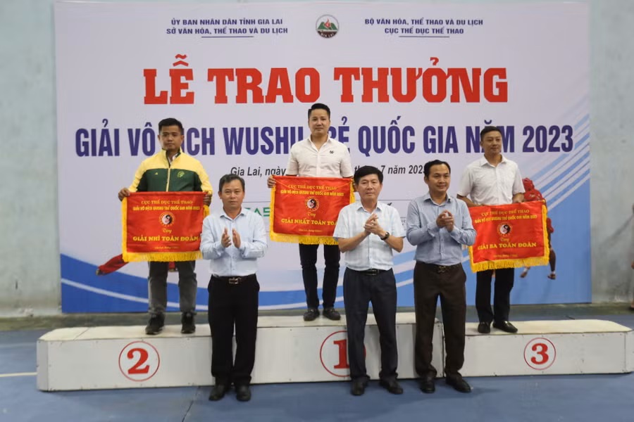 Ban tổ chức trao giải toàn đoàn cho các đơn vị có thành tích xuất sắc nhất. Ảnh: Văn Ngọc