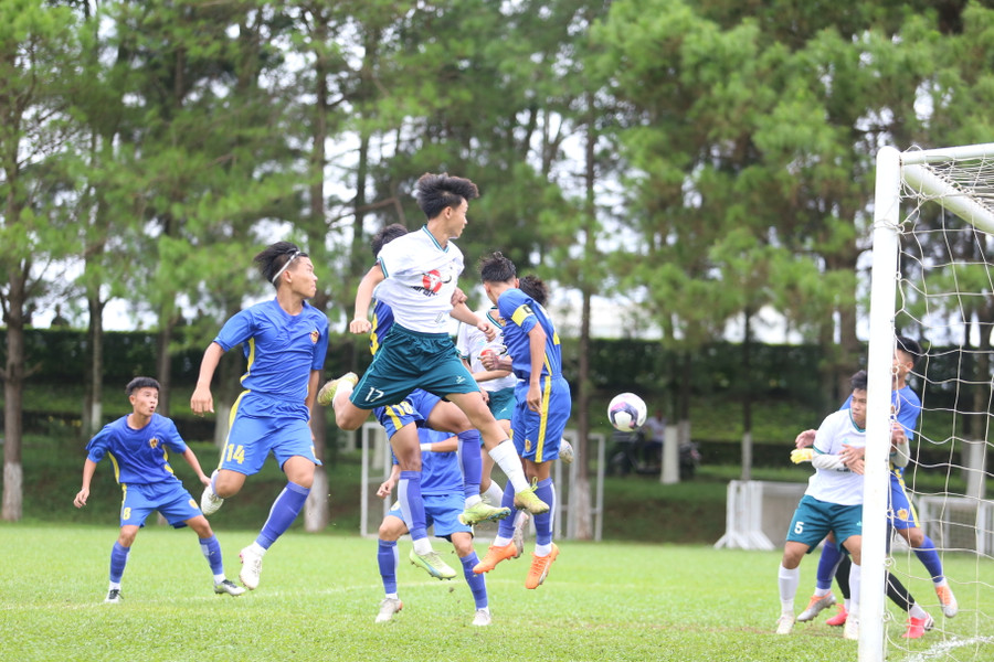 U15 Quảng Nam đã sụp đổ trước sức tấn công mạnh mẽ của đội chủ nhà. Ảnh: Văn Ngọc U15 Quảng Nam đã sụp đổ trước sức tấn công mạnh mẽ của đội chủ nhà. Ảnh: Văn Ngọc