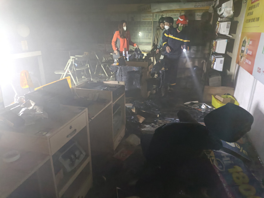 Nhiều hàng hóa tại cửa hàng Thế giới di động trên đường Lê Duẩn đã bị hư hại. Ảnh: Anh Quân