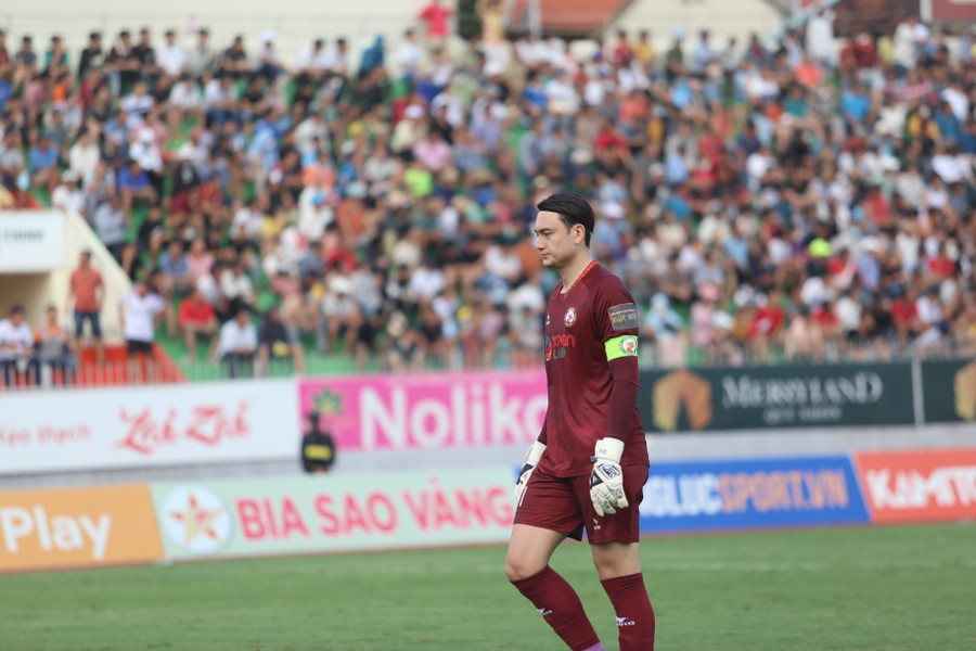 Thủ thành Đặng Văn Lâm đã mắc sai lầm giúp HAGL có bàn thắng rút ngắn tỷ số 1-2. Ảnh: Văn Ngọc