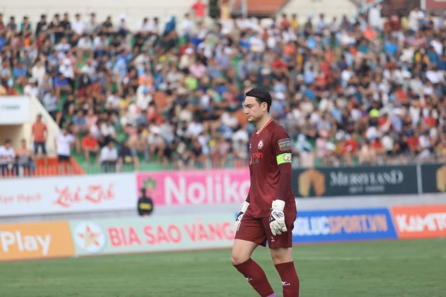 Thủ thành Đặng Văn Lâm đã mắc sai lầm giúp HAGL có bàn thắng rút ngắn tỷ số 1-2. Ảnh: Văn Ngọc