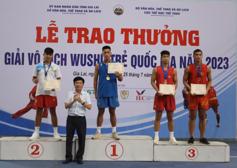 VĐV Vũ Duy Anh đã mang về tấm huy chương vàng cho đoàn Gia Lai ở hạng cân 80 kg nhóm A. Ảnh: Văn Ngọc