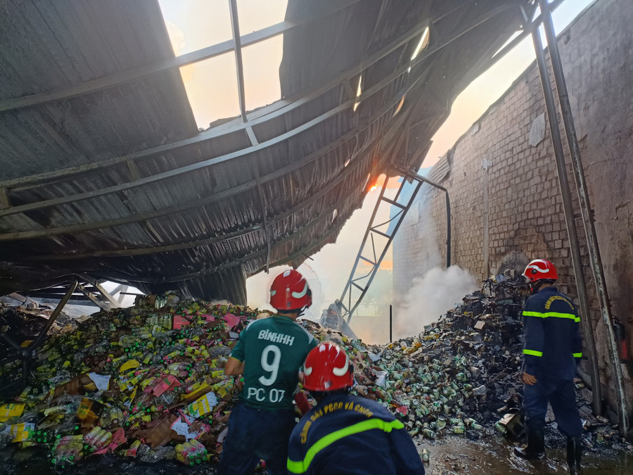 Vụ cháy kho hàng hóa trên đường Lê Đại Hành gây thiệt hại khoảng 550 triệu đồng. Ảnh: Anh Quân