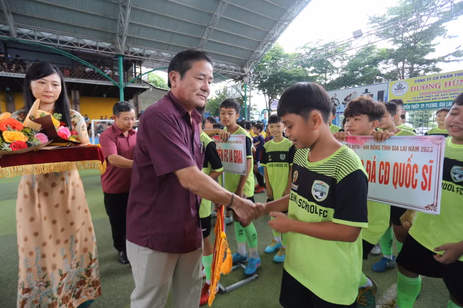 Giải đấu quy tụ 360 cầu thủ nhí tranh tài. Ảnh: Văn Ngọc