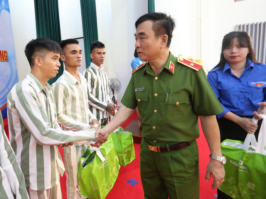 Phó Cục trưởng Cục C10 Thiếu tướng Nguyễn Việt Hùng tặng quà các phạm nhân. Ảnh: Văn Ngọc