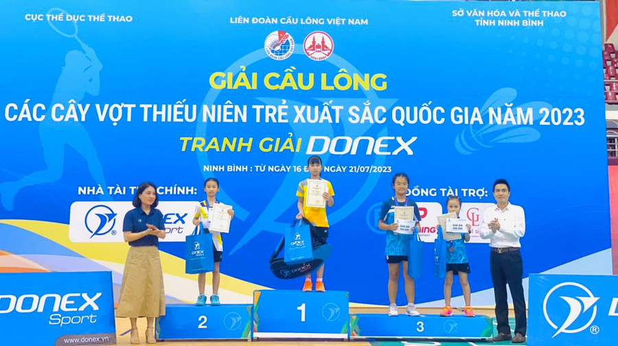 Nguyễn Khả Ngân ở bục nhận huy chương bạc tại nội dung đơn nữ lứa tuổi U11. Ảnh: Hùng Nguyễn