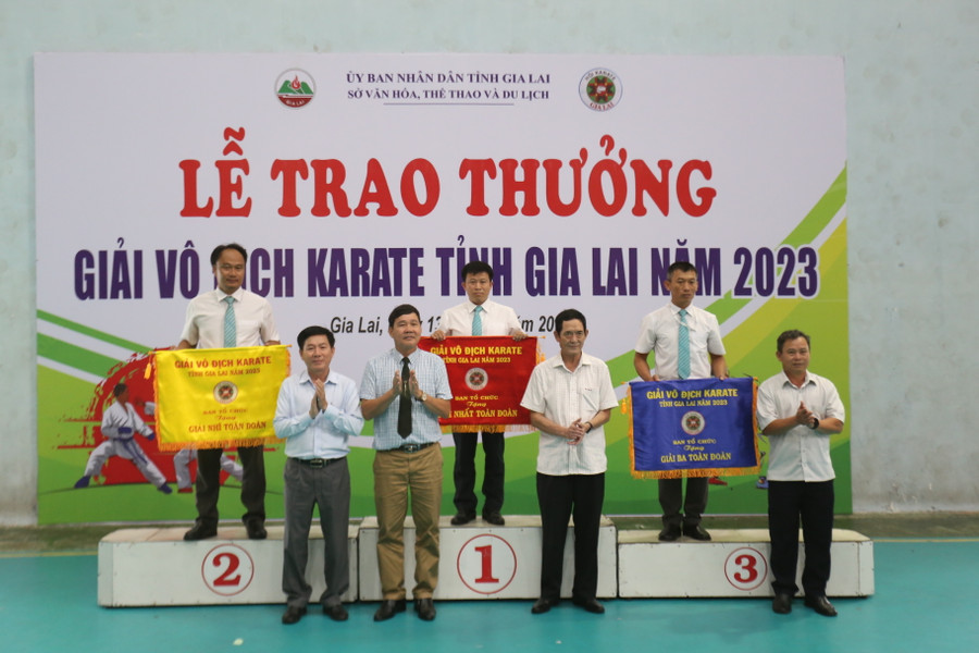 Ban tổ chức trao giải cho các CLB có thành tích xuất sắc nhất. Ảnh: Văn Ngọc