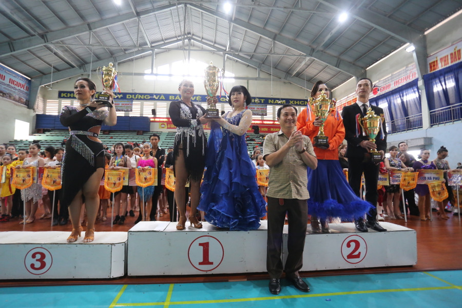 Ban tổ chức trao giải cho các CLB đạt giải toàn đoàn. Ảnh: Văn Ngọc
