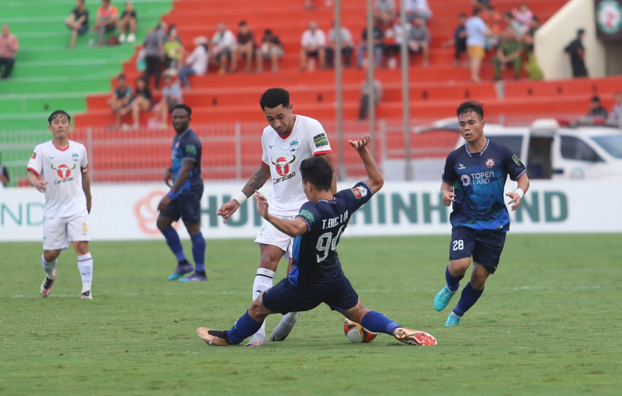 Hàng thủ của Topenland Bình Định đã chơi quyết liệt nhằm ngăn cản các pha phối hợp của HAGL. Ảnh: Văn Ngọc