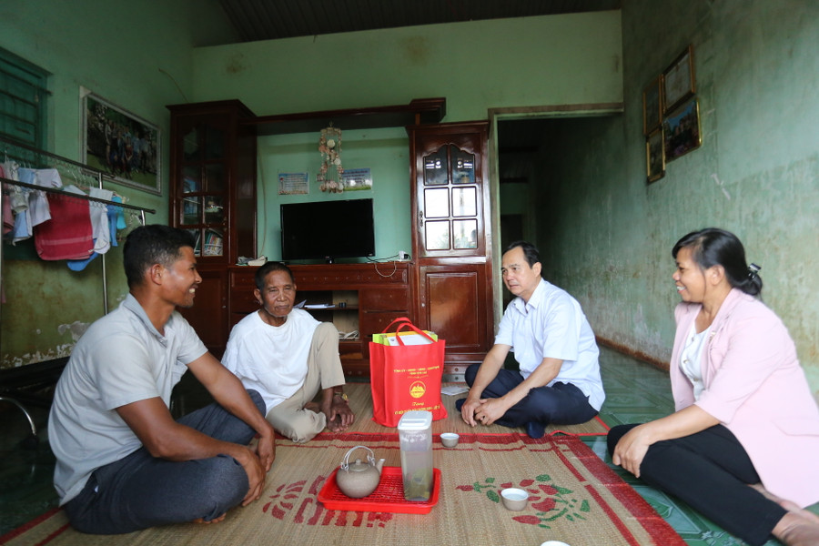 Đồng chí Võ Thanh Hùng (thứ 2 từ phải qua) ân cần thăm hỏi sức khỏe các bệnh binh. Ảnh: Văn Ngọc