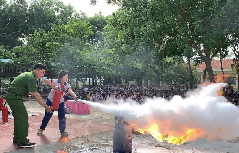 Lực lượng Công an hướng dẫn học sinh Trường Tiểu học Võ Thị Sáu (xã Chư Răng, huyện Ia Pa) sử dụng bình chữa cháy. Ảnh: Văn Tây