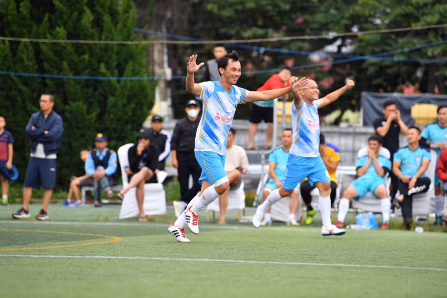Đội bóng Doanh nhân trẻ Gia Lai đã thể hiện lối đá phòng ngự phản công hiệu quả. Ảnh: Văn Ngọc
