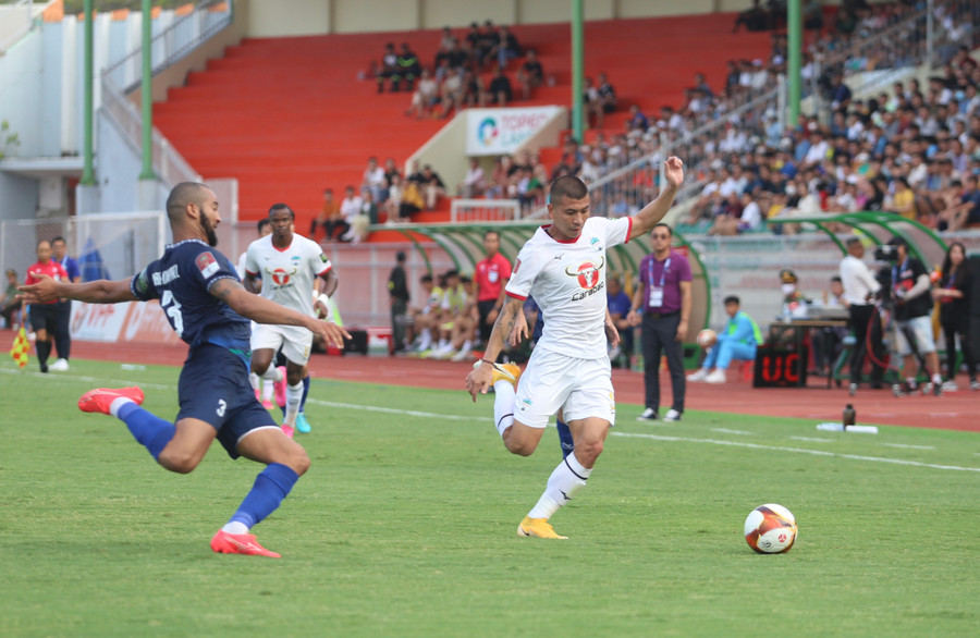 Các chân sút của HAGL (phải) đã không tận dụng tốt những cơ hội hiếm hoi của mình. Ảnh: Văn Ngọc